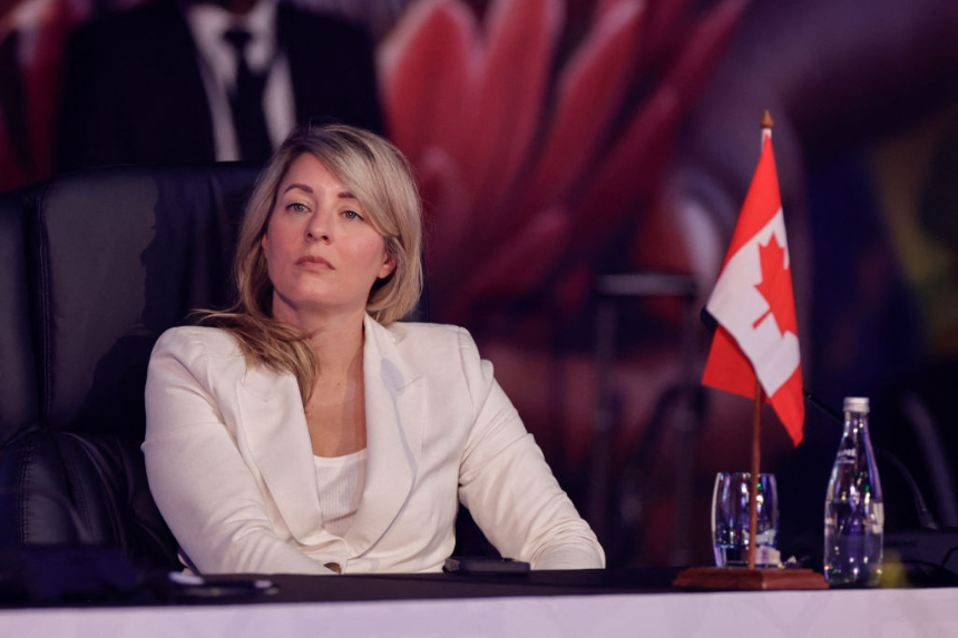 La ministra de Asuntos Exteriores de Canadá, Melanie Joly, asiste a la reunión de ministros de Asuntos Exteriores del G20 en el Centro de Exposiciones Nasrec en Johannesburgo el 20 de febrero de 2025. (Emmanuel Croset/AFP vía Getty Images)