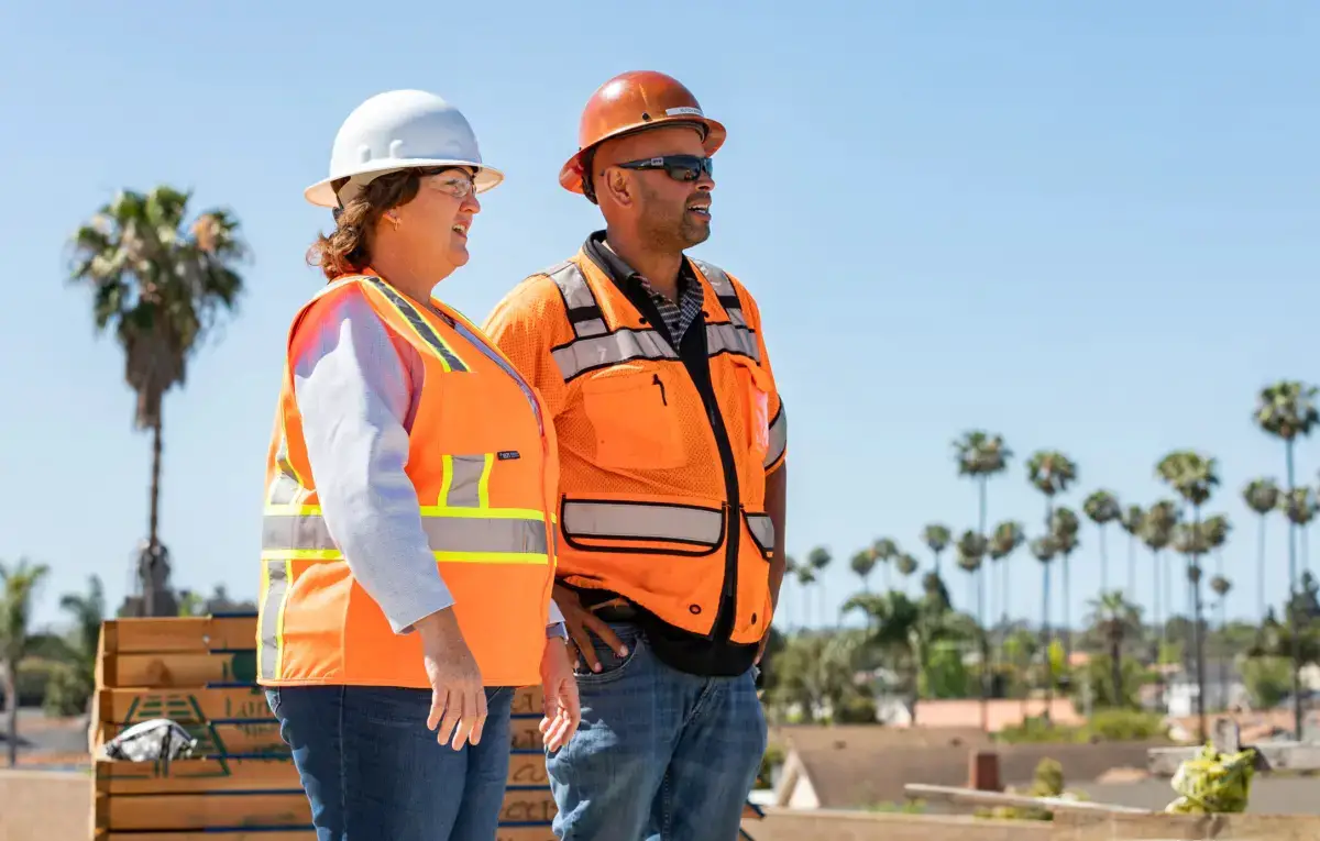 La representante Katie Porter (D-Irvine) observa la construcción de un cruce de la carretera estatal 73 desde la autopista 405 en Costa Mesa, California, el 21 de abril de 2022. (John Fredricks/The Epoch Times)