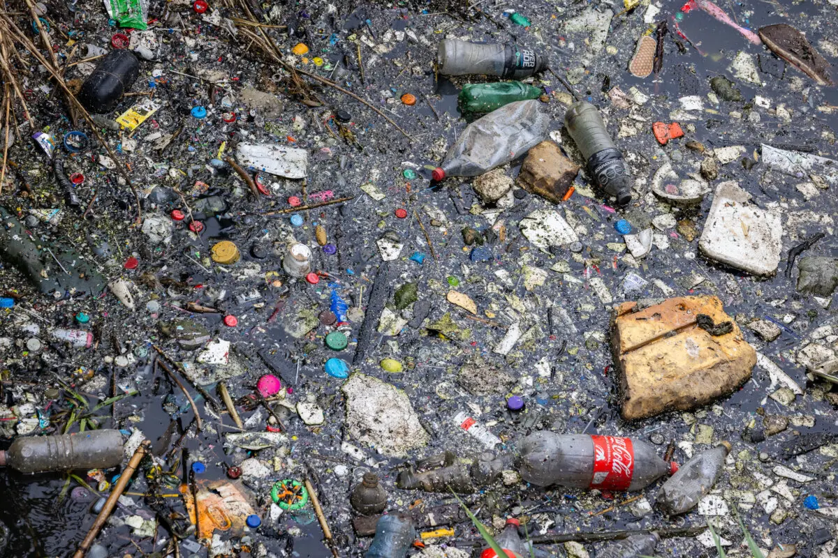 La basura se acumula a lo largo del río Tijuana a las afueras de San Diego, California, el 19 de septiembre de 2024. (John Fredricks/The Epoch Times)