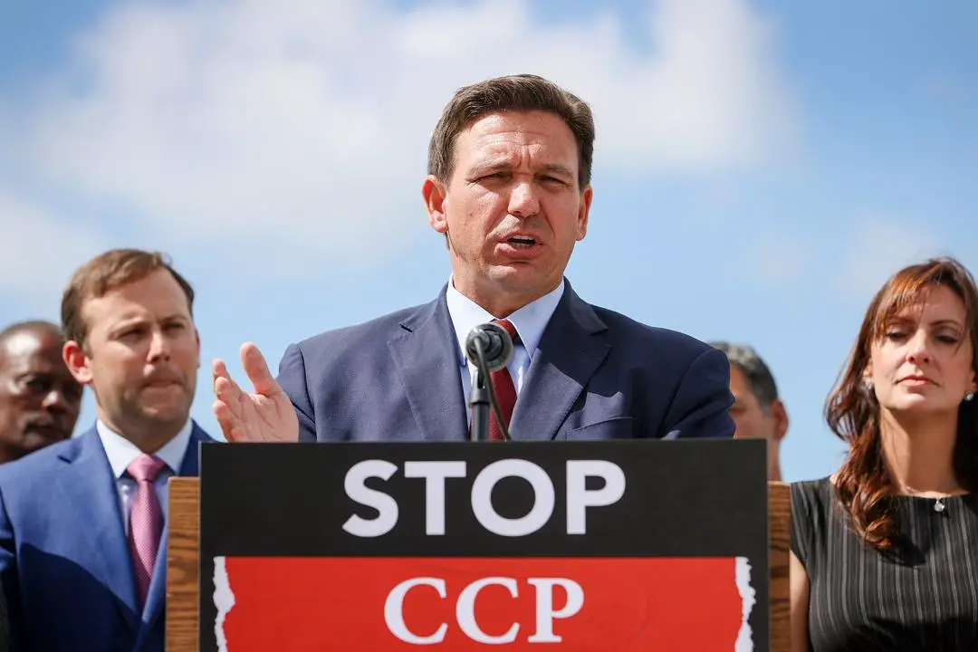 El gobernador de Florida, Ron DeSantis, habla durante una conferencia de prensa en Miami el 7 de junio de 2021. DeSantis habló sobre dos proyectos de ley que firmó para combatir la influencia extranjera y el espionaje corporativo en Florida por parte de regímenes como el de China. (Joe Raedle/Getty Images)