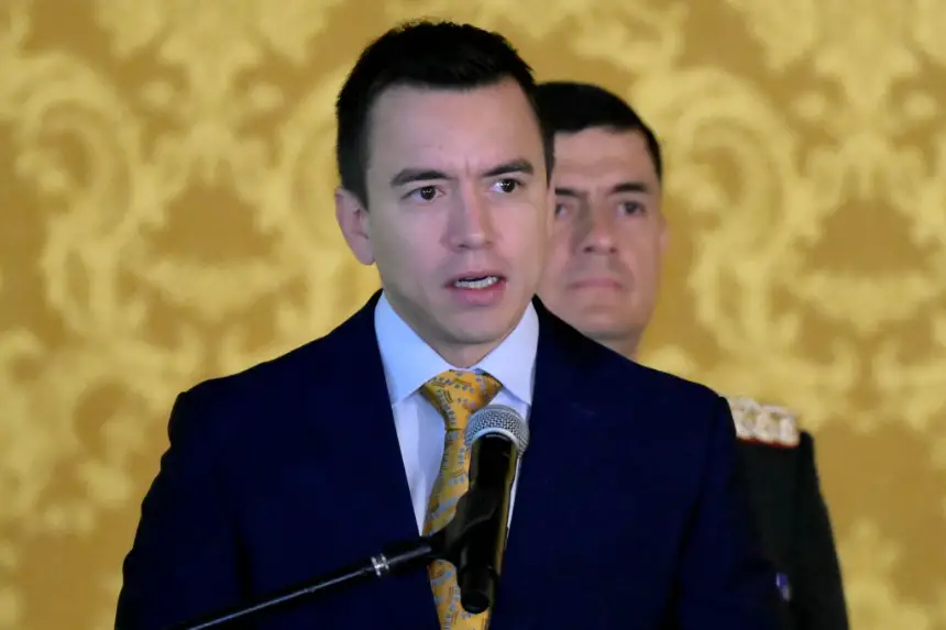 El presidente de Ecuador, Daniel Noboa, habla durante la ceremonia de cambio de jefes de las fuerzas armadas en el Palacio de Carondelet en Quito el 30 de noviembre de 2023. (Rodrigo Buendia/AFP vía Getty Images)