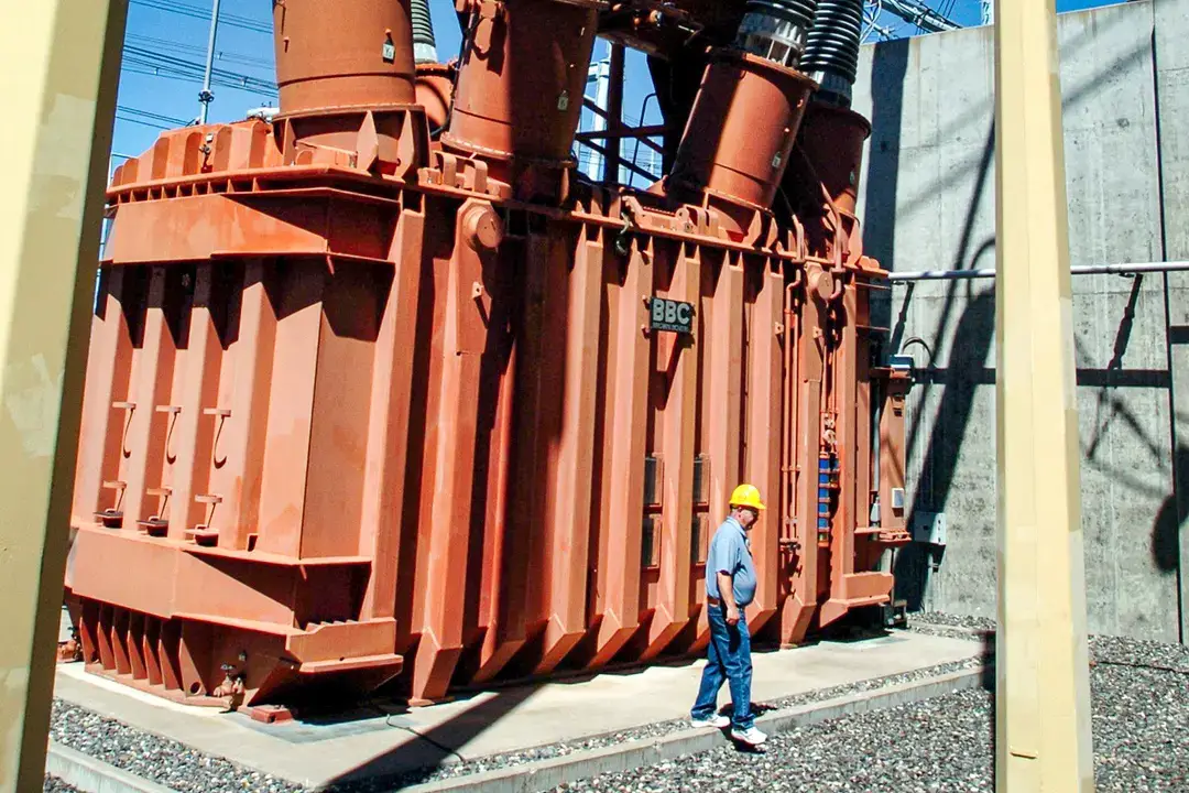 Un jefe de operaciones se encuentra cerca de uno de los seis transformadores convertidores en la estación convertidora Celilo de Bonneville Power Administrations en The Dalles, Oregón, el 25 de julio de 2006. (Greg Wahl-Stephens/Getty Images)