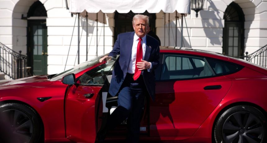 El presidente Donald Trump sale de un Tesla Model S en el jardín sur de la Casa Blanca en Washington el 11 de marzo de 2025. (Andrew Harnik/Getty Images)