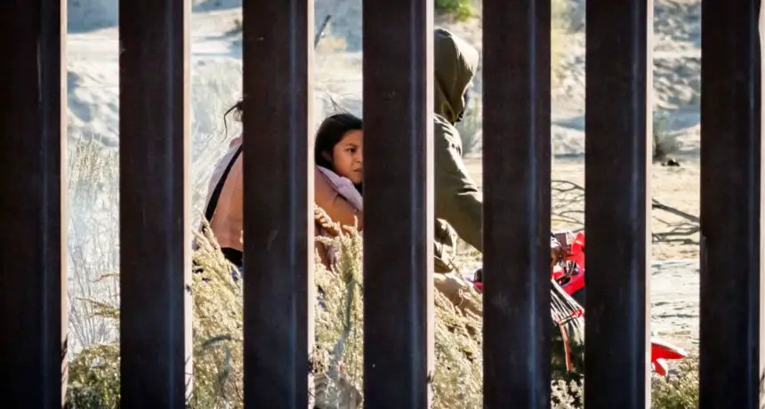 Contrabandistas de personas conducen vehículos todo terreno en el lado mexicano del muro fronterizo de Estados Unidos cerca de Jacumba, California, el 31 de octubre de 2023. John Fredricks/The Epoch Times