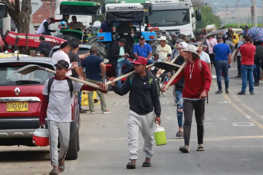 Cultivadores de arroz bloquean una vía el 11 de marzo de 2025, en Cúcuta (Colombia). EFE/ Mario Caicedo