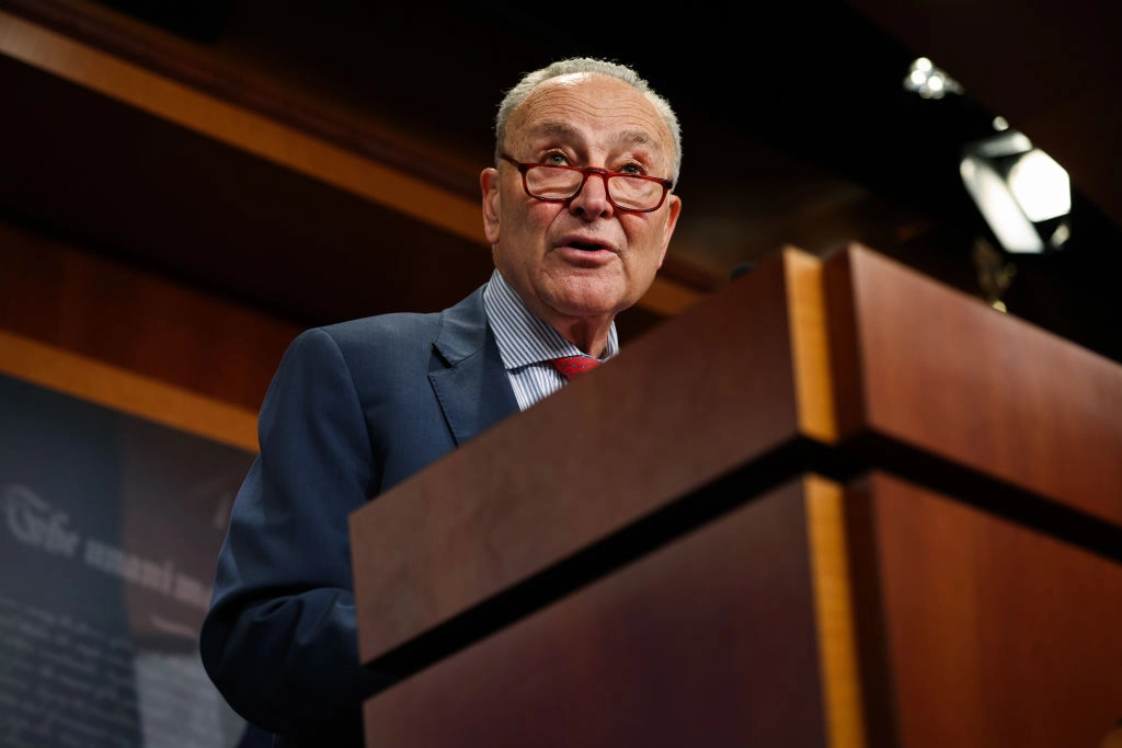 El líder de la minoría del Senado, Chuck Schumer (D-N.Y.), habla junto a senadores demócratas para presionar en el Capitolio de Estados Unidos en Washington, el 6 de marzo de 2025. (Kayla Bartkowski/Getty Images)