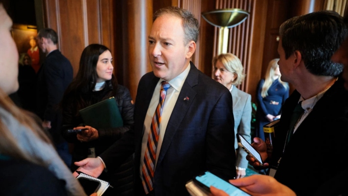 El administrador de la EPA, Lee Zeldin, habla con la prensa durante un anuncio sobre la política hídrica en la sede de la Agencia de Protección Ambiental (EPA), en Washington, el 18 de febrero de 2025. (Kayla Bartkowski/Getty Images)