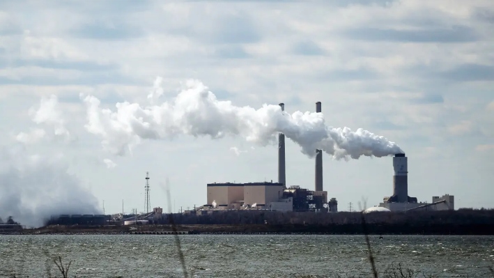 Emisiones de una gran chimenea de la central eléctrica de carbón de Brandon Shores en Baltimore, el 9 de marzo de 2018. (Mark Wilson/Getty Images)