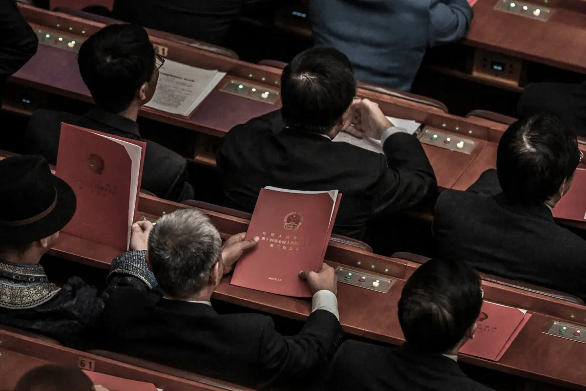 Delegados chinos sostienen documentos de reunión durante la sesión de clausura de la XIV Asamblea Popular Nacional (APN) en el Gran Salón del Pueblo de Beijing el 11 de marzo de 2024. (Jade Gao/AFP vía Getty Images)