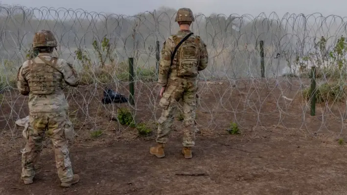 Soldados estadounidenses vigilan un cruce fronterizo conocido a lo largo del Río Grande en Brownsville, Texas, el 25 de febrero de 2025. (Sargento de primera clase Andrew Sveen/Ejército de EE. UU.)