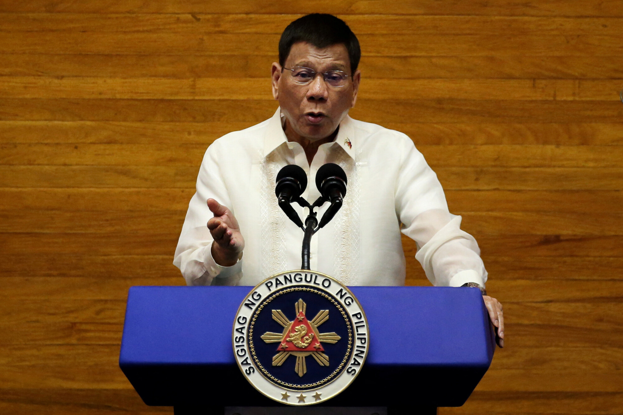 El presidente filipino, Rodrigo Duterte, gesticula mientras pronuncia su sexto discurso sobre el estado de la nación (SONA), en la Cámara de Representantes en Quezon City, Metro Manila, Filipinas, el 26 de julio de 2021. (Lisa Marie David/Reuters).