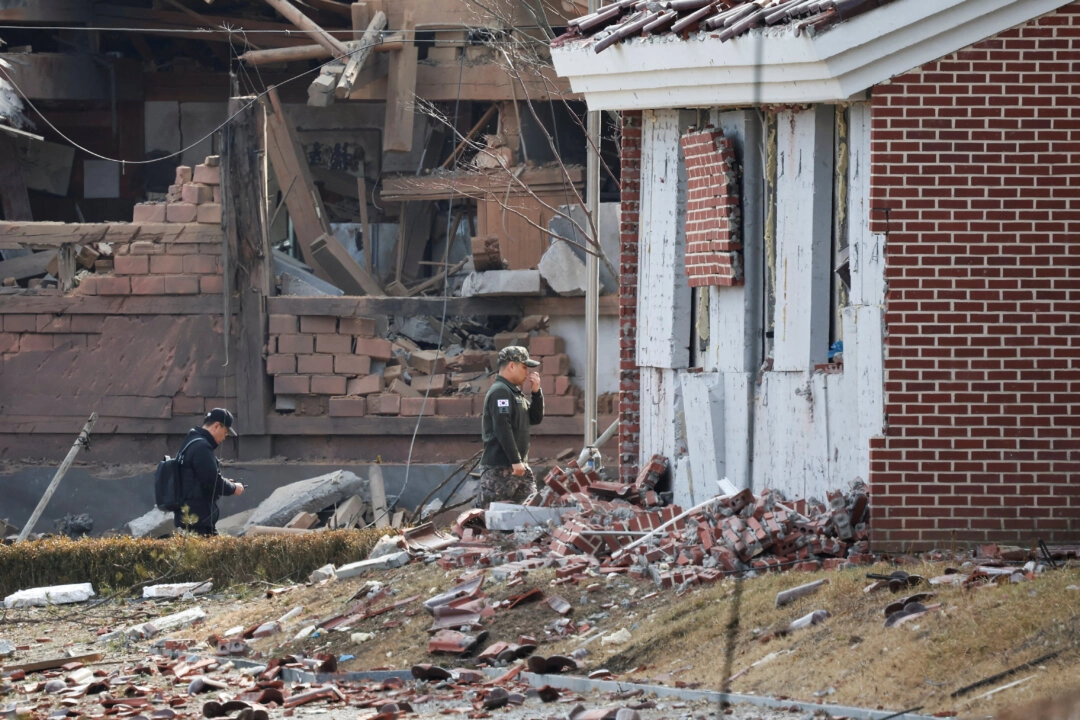 Los funcionarios inspeccionan una zona con edificios dañados después de que la Fuerza Aérea de Corea del Sur dijera que bombas Mk82 cayeron de un avión KF-16 fuera del campo de tiro durante ejercicios conjuntos de fuego real cerca de la zona desmilitarizada que separa las dos Coreas en Pocheon, Corea del Sur, el 6 de marzo de 2025. (Kim Hong-Ji/Reuters)