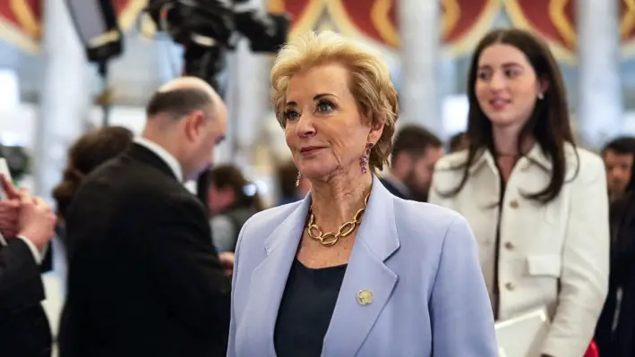 La secretaria de Educación, Linda McMahon, llega al discurso conjunto del presidente Trump ante el Congreso, en Washington, el 4 de marzo de 2025. (Tierney L. Cross/Getty Images)