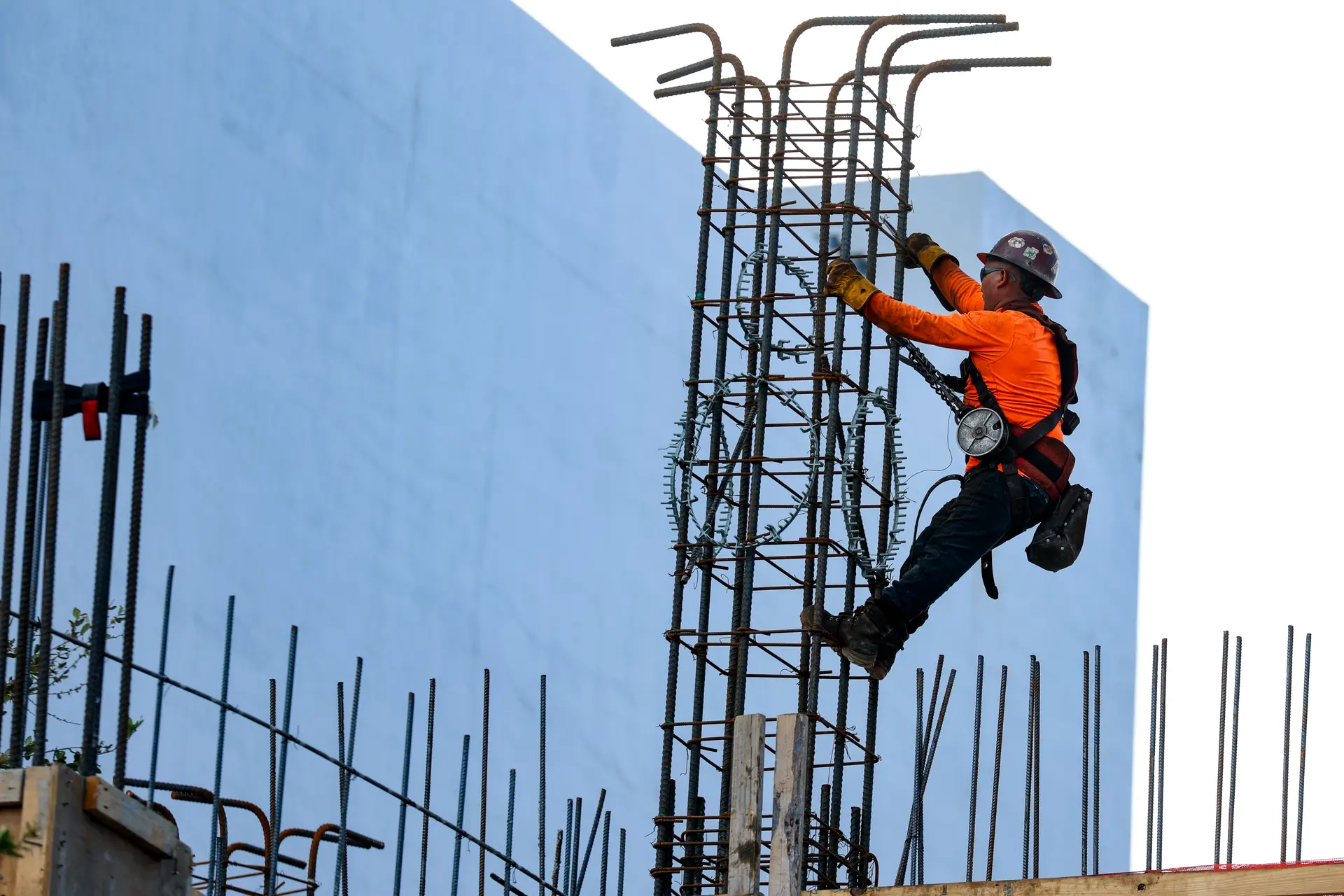 Un trabajador de la construcción ayuda a construir una columna de soporte con varillas de acero durante la construcción de una torre de condominios en Miami el 10 de febrero de 2025. (Joe Raedle/Getty Images)