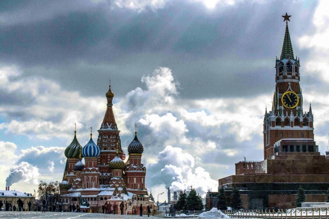 Gente caminando frente a la Catedral de San Basilio y el Kremlin en la Plaza Roja de Moscú el 16 de marzo de 2018. (Mladen Antonov/AFP a través de Getty Images)