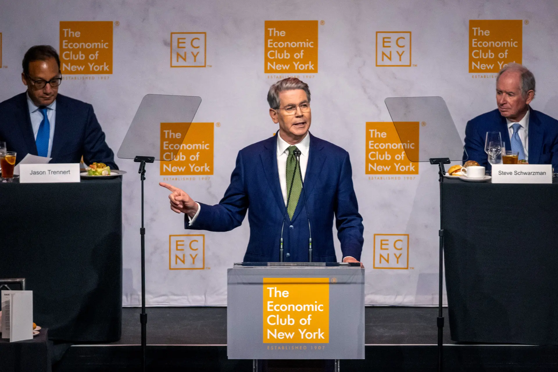 El secretario del Tesoro, Scott Bessent, habla en el Club Económico de Nueva York el 6 de marzo de 2025. (Spencer Platt/Getty Images)