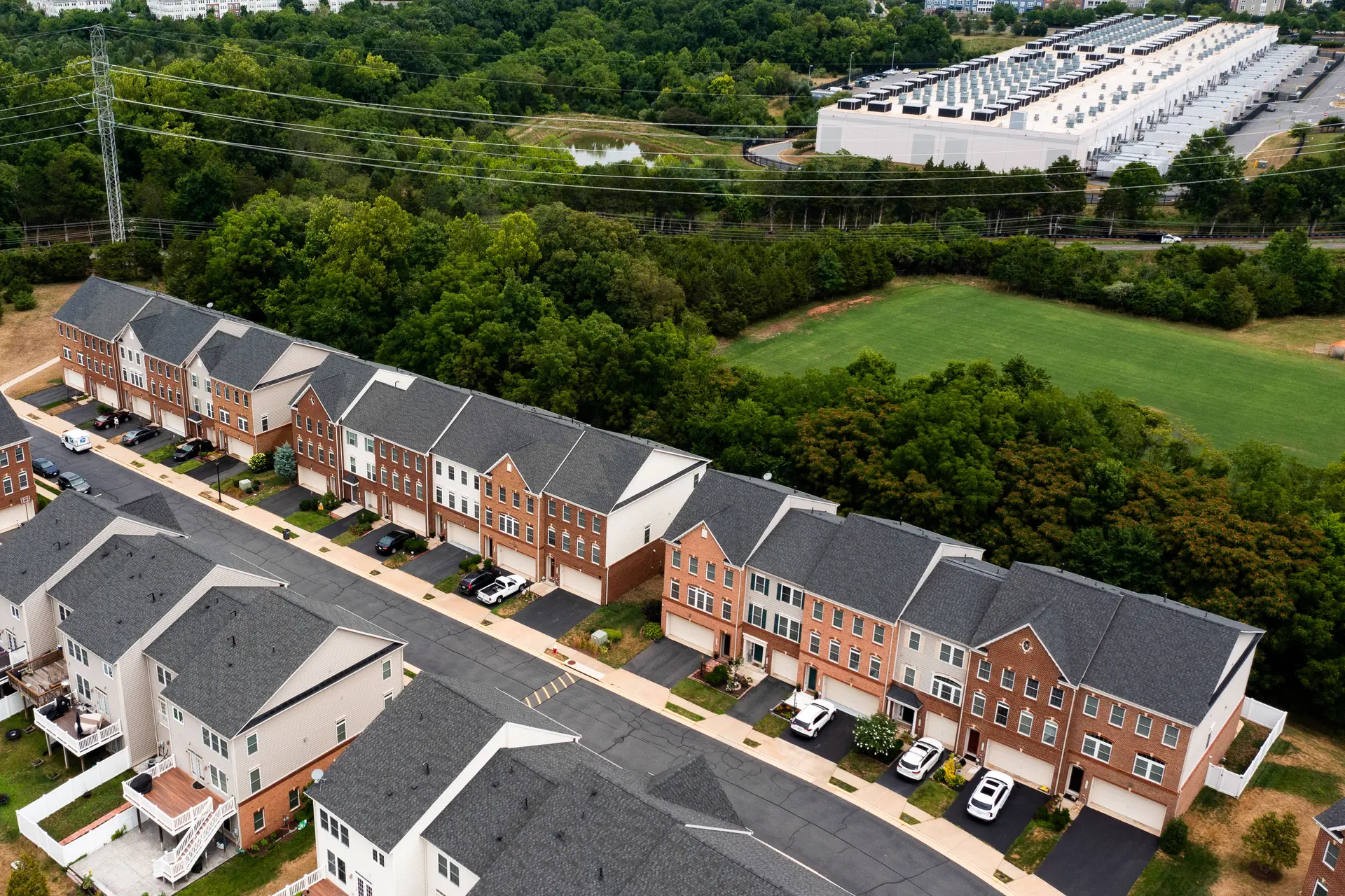 En una vista aérea, el centro de datos IAD71 de Amazon Web Services se encuentra cerca de un complejo de viviendas en Stone Ridge, Virginia, el 17 de julio de 2024. (Nathan Howard/Getty Images)