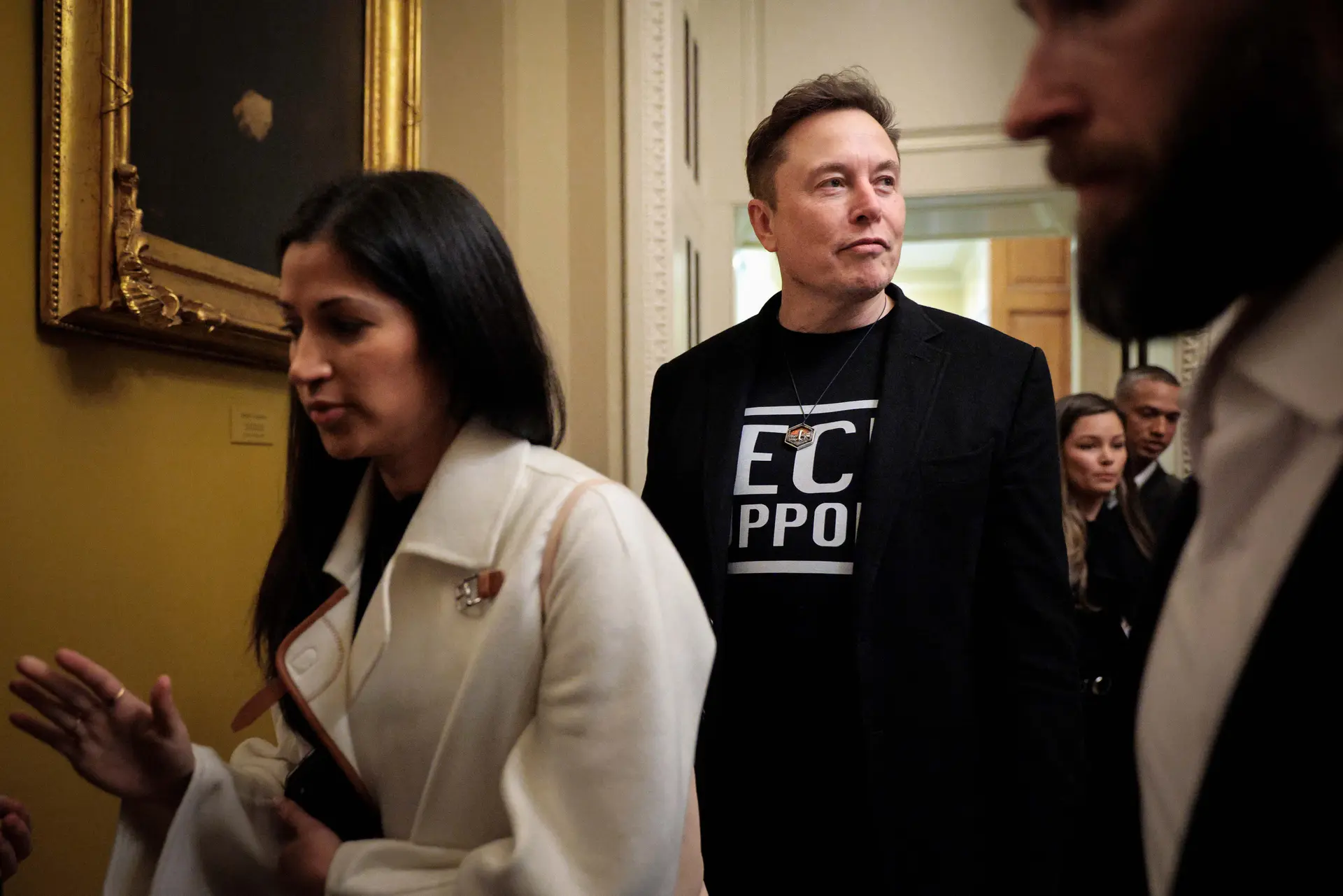 El asesor principal de la Casa Blanca del presidente Elon Musk es acompañado por Katie Miller cuando sale de una reunión con los republicanos del Senado en el Capitolio de los Estados Unidos el 5 de marzo de 2025. (Chip Somodevilla/Getty Images)