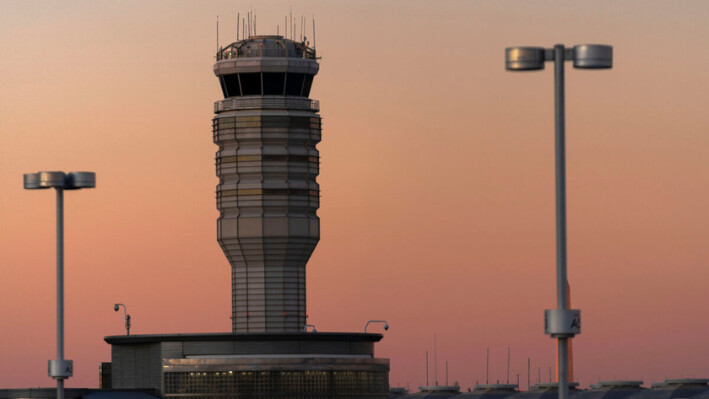 La torre de control de tráfico aéreo del Aeropuerto Nacional Ronald Reagan de Washington al atardecer en Arlington, Virginia, el 1 de febrero de 2025. (José Luis Magaña/AP Photo).