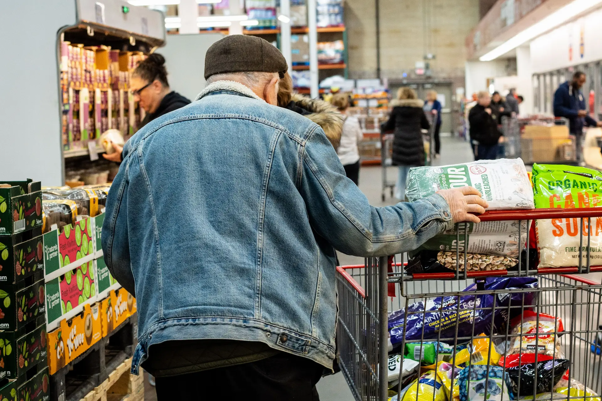 La gente compra comestibles en una tienda en Mount Laurel, Nueva Jersey, el 5 de febrero de 2025. (Samira Bouaou/The Epoch Times)