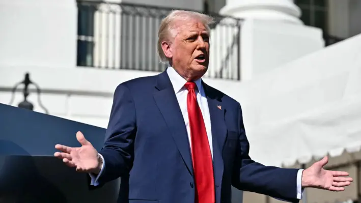 El presidente Donald Trump habla con la prensa en el pórtico sur de la Casa Blanca, en Washington, el 11 de marzo de 2025. (Mandel Ngan/AFP vía Getty Images)