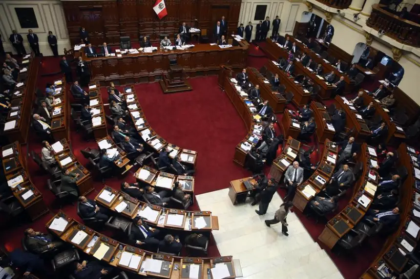 Fotografía de archivo en la que se registró una vista general del hemiciclo parlamentario del Congreso de Perú, en Lima (Perú). EFE/Ernesto Arias