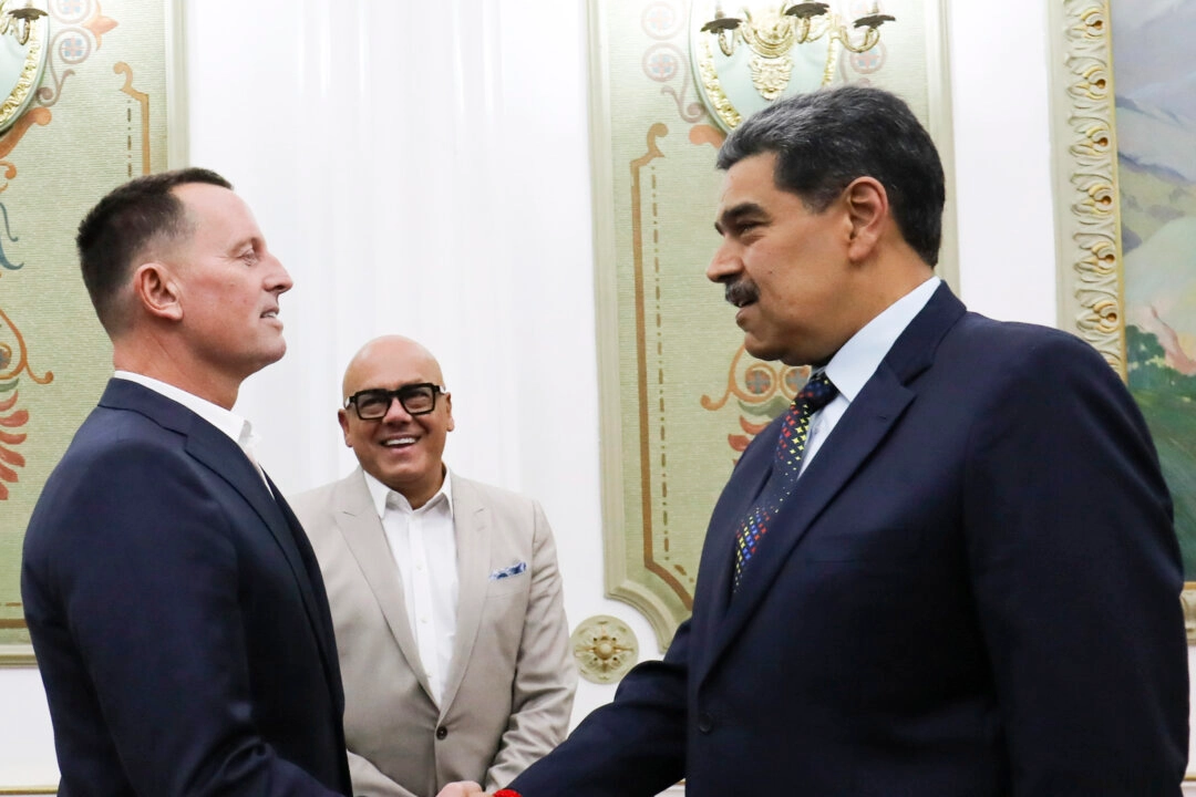 El presidente venezolano Nicolás Maduro (d) estrecha la mano de Richard Grenell, enviado especial del presidente Donald Trump, en el palacio presidencial de Miraflores en Caracas, Venezuela, el 31 de enero de 2025. (Oficina de prensa presidencial de Venezuela vía AP)