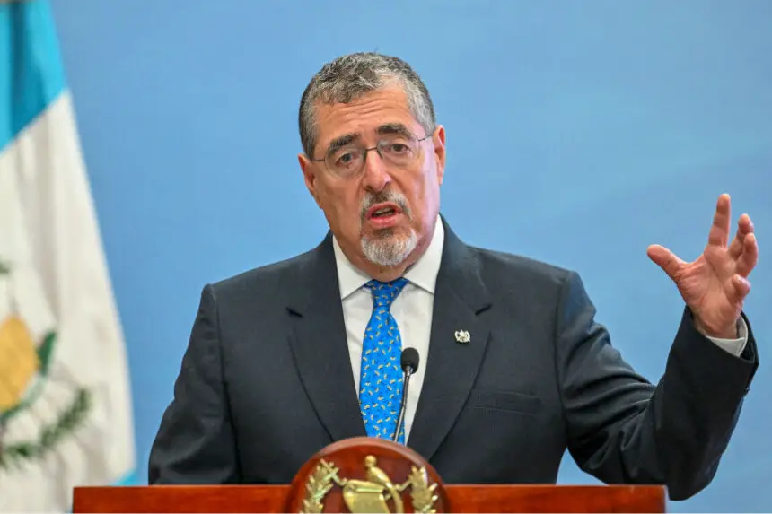 El presidente de Guatemala, Bernardo Arévalo, habla durante una rueda de prensa en el Palacio de la Cultura en Ciudad de Guatemala el 17 de febrero de 2025. (JOHAN ORDONEZ/AFP via Getty Images)