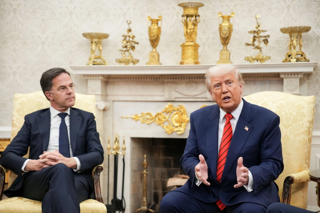 (De Izq. a Der.) El secretario general de la OTAN, Mark Rutte, y el presidente de Estados Unidos, Donald Trump, se reúnen en la Oficina Oval, el 13 de marzo de 2025. (Andrew Harnik/Getty Images)