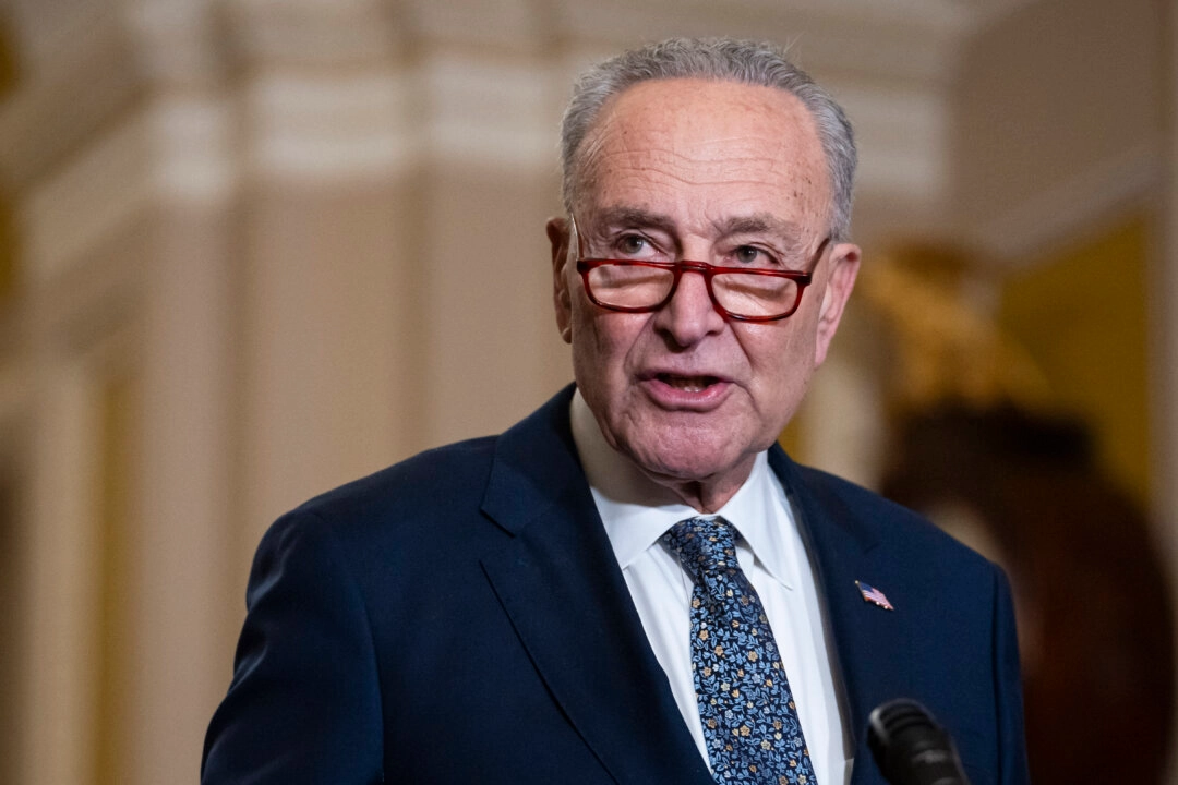 El líder de la mayoría del Senado, Chuck Schumer (D-N.Y.), habla con la prensa después de las elecciones de liderazgo republicano del Senado en Washington el 13 de noviembre de 2024.  (Madalina Vasiliu/The Epoch Times)