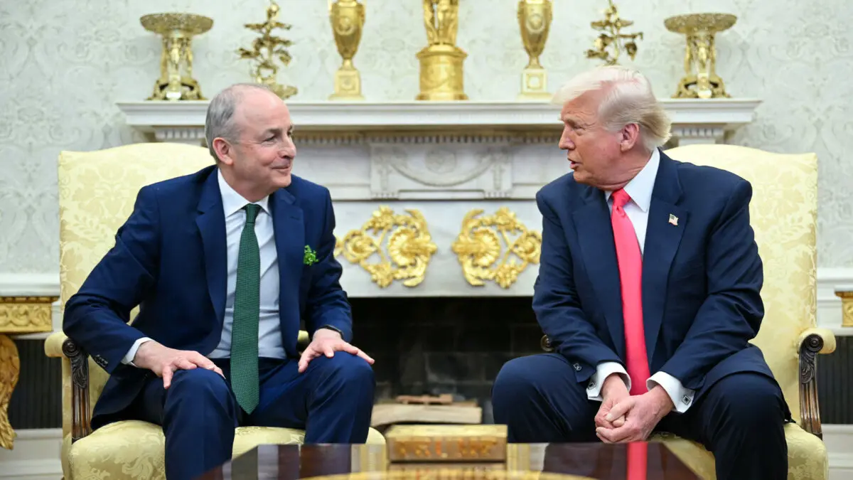 El presidente Donald Trump (d) se reúne con el primer ministro irlandés Micheal Martin en el Despacho Oval, el 12 de marzo de 2025. (Mandel Ngan/AFP vía Getty Images)