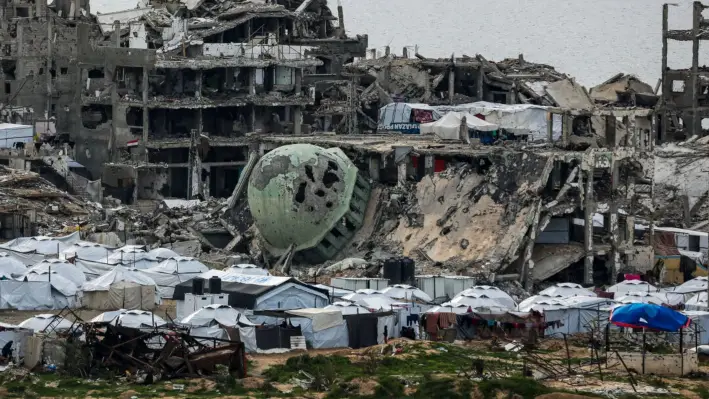 Un campamento de tiendas de campaña para palestinos desplazados se establece entre edificios destruidos al oeste del campamento de Al-Shati, al oeste de la ciudad de Gaza, el 3 de marzo de 2025. (Jehad Alshrafi/AP Photo)