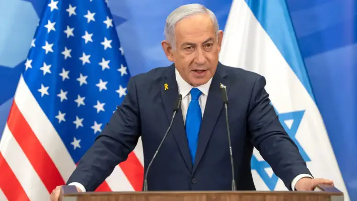 El primer ministro israelí, Benjamin Netanyahu, habla durante una conferencia de prensa en su oficina de Jerusalén, el 16 de febrero de 2025. (Ohad Zwigenberg/AFP a través de Getty Images)