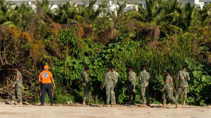 Personal militar y miembros de la defensa civil buscan a Sudiksha Konanki, una estudiante universitaria estadounidense que desapareció en una playa de Punta Cana, República Dominicana, el 10 de marzo de 2025. (Francesco Spotorno/AP Photo)