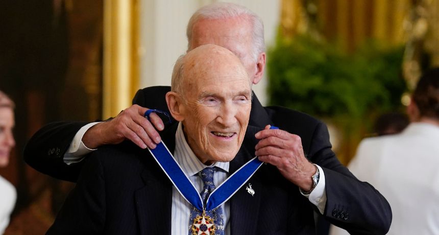 El presidente Joe Biden otorga la Medalla Presidencial de la Libertad, el máximo honor civil del país, al exsenador de Wyoming Alan Simpson en la Casa Blanca, Washington, el 7 de julio de 2022. Simpson falleció a los 93 años el 14 de marzo de 2025. (Foto AP/J. Scott Applewhite, Archivo)