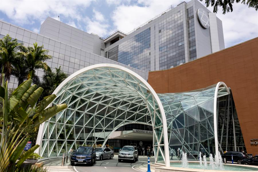 Fotografía de la fachada del Hospital Albert Einstein donde se encuentra la vicecónsul de Colombia en São Paulo, Claudia Ortiz Vaca, víctima de una bala perdida durante un atraco el 14 de marzo de 2025, en Sao Paulo (Brasil). EFE/ Sebastiao Moreira