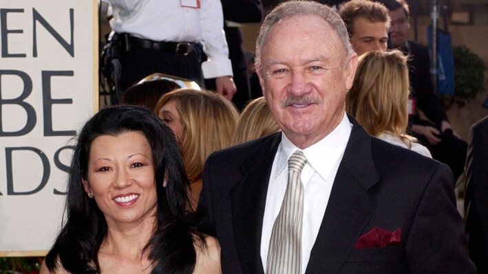 El actor Gene Hackman llega con su esposa Betsy Arakawa a la 60.ª edición de los Globos de Oro en Beverly Hills, California, el 19 de enero de 2003. (Mark J. Terrill/AP Photo).