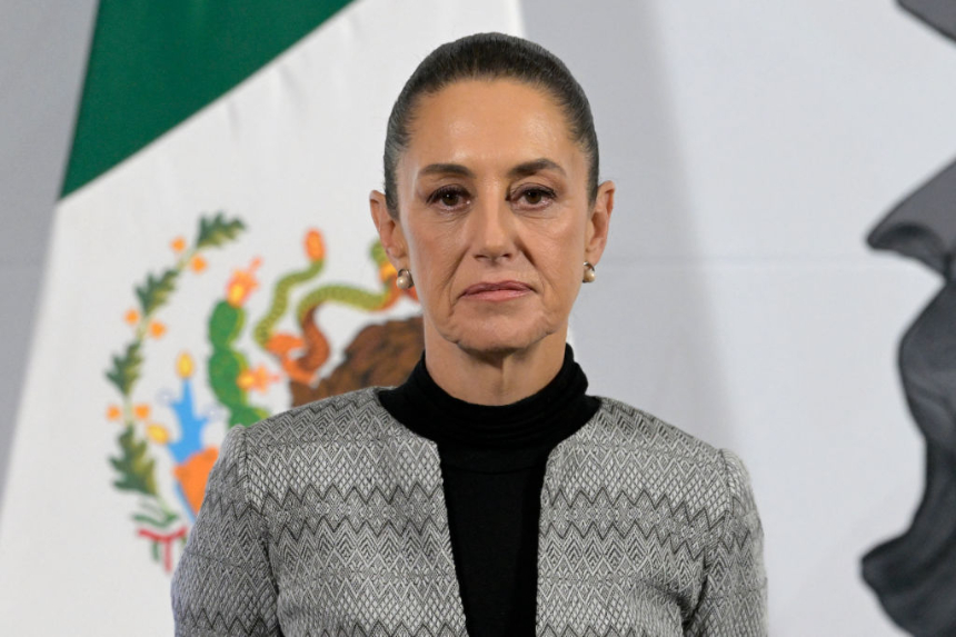 La presidenta de México, Claudia Sheinbaum, observa durante su conferencia de prensa diaria en el Palacio Nacional en la Ciudad de México (México) el 28 de febrero de 2025. (Alfredo Estrella/AFP vía Getty Images)