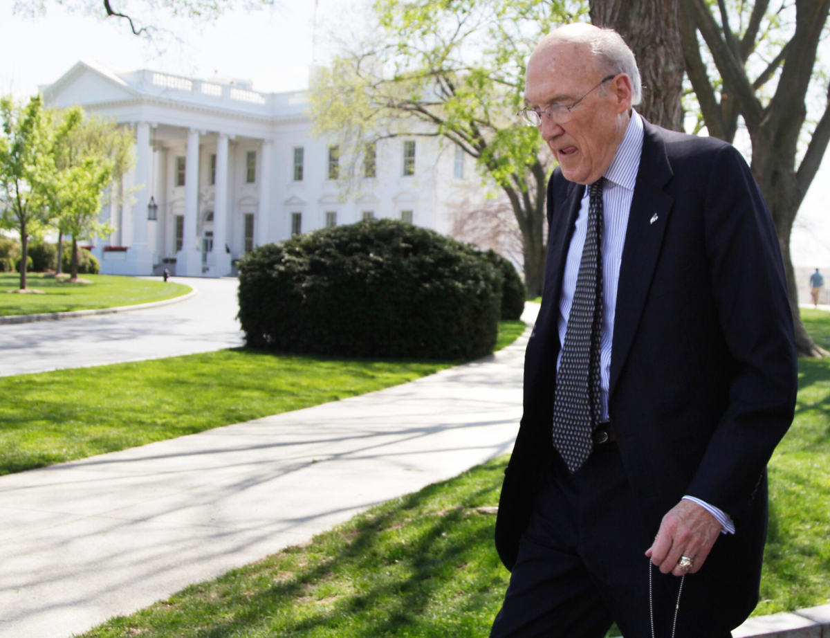 Alan Simpson, copresidente de la comisión presidencial para la reducción del déficit, abandona la Casa Blanca en Washington, el 14 de abril de 2011, tras una reunión con el presidente Barack Obama en el Despacho Oval. (Foto AP/Carolyn Kaster, Archivo)