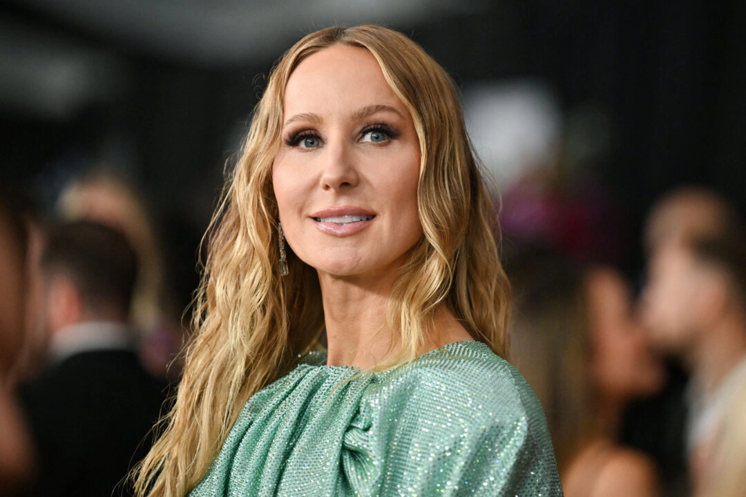 Nikki Glaser llega a la 67.ª edición de los premios Grammy en el Crypto.com Arena de Los Ángeles el 2 de febrero de 2025. (Robyn Beck/AFP a través de Getty Images)