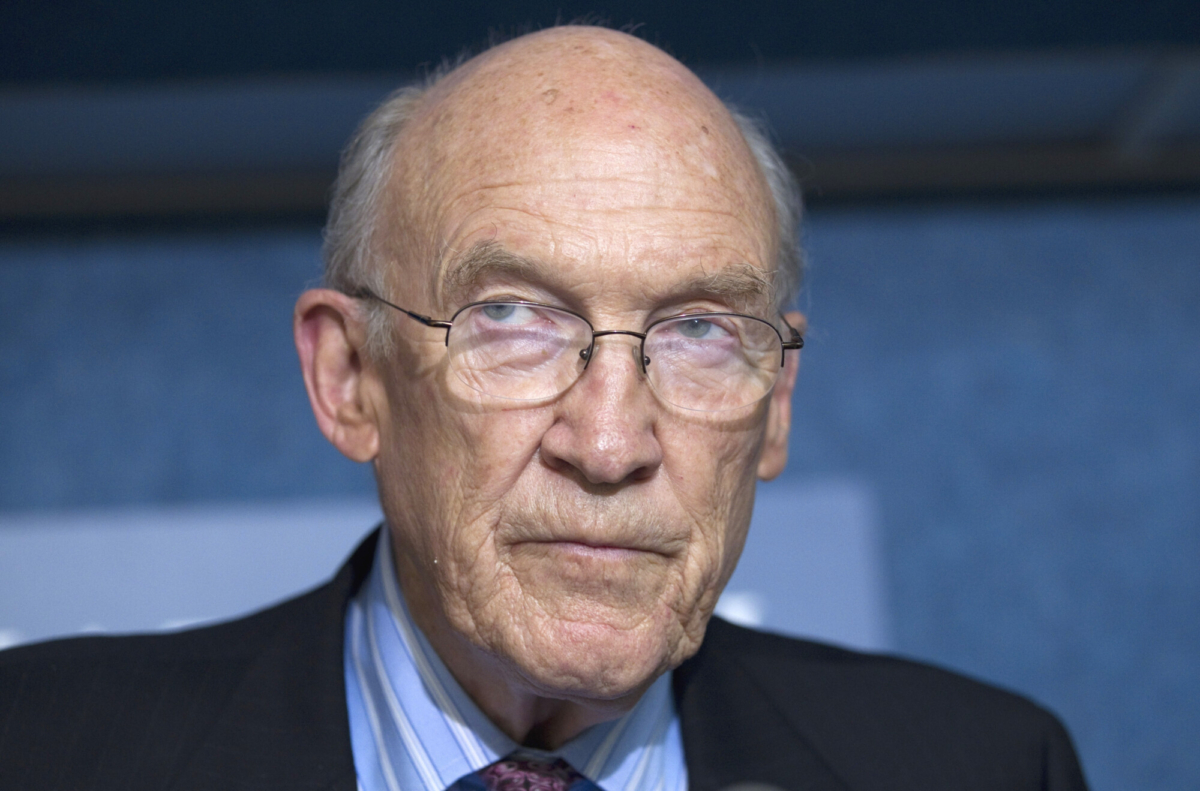 El exsenador Alan Simpson, de Wyoming, habla durante una conferencia de prensa el 12 de septiembre de 2011 en el National Press Club de Washington. Simpson falleció el 14 de marzo de 2025 a los 93 años. (Foto AP/Evan Vucci, archivo)