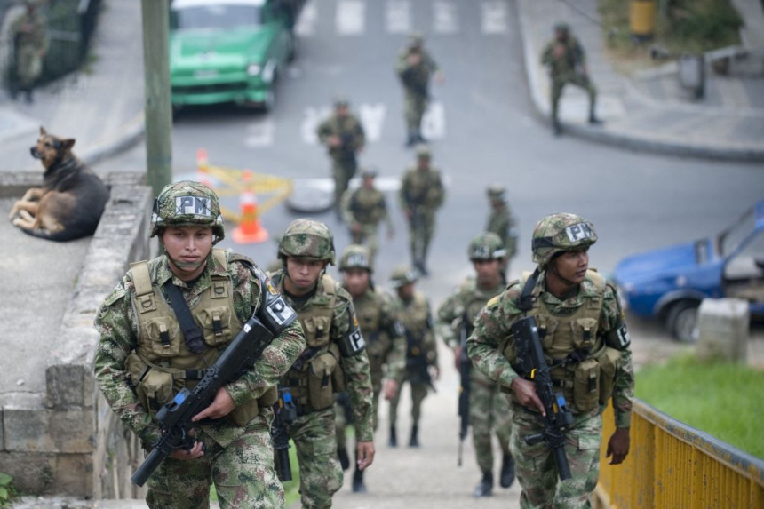 Soldados colombianos patrullan la Comuna 8, en Medellín, Antioquia, Colombia, el 1 de febrero de 2013. (Raul Arboleda/AFP vía Getty Images)