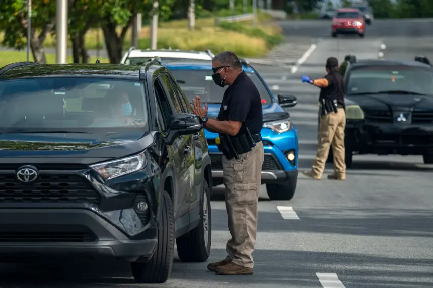 Un oficial de policía se ve en las calles de Carolina, Puerto Rico, el 7 de abril de 2020. (Ricardo Argucengo/AFP vía Getty Images)