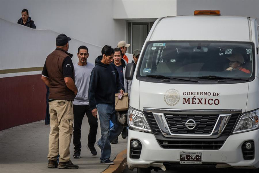 Fotografía de archivo del personal del Instituto Nacional de Migración (INM), mientras revisan a los migrantes para ser trasladados a albergues en el puerto fronterizo de El Chaparral en Tijuana (México). EFE/ Joebeth Terríquez