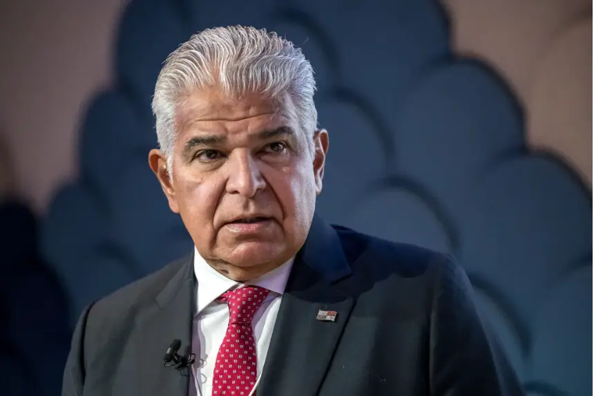 El presidente de Panamá, José Raúl Mulino, observa durante la reunión anual del Foro Económico Mundial (FEM) en Davos el 22 de enero de 2025. (FABRICE COFFRINI/AFP via Getty Images)