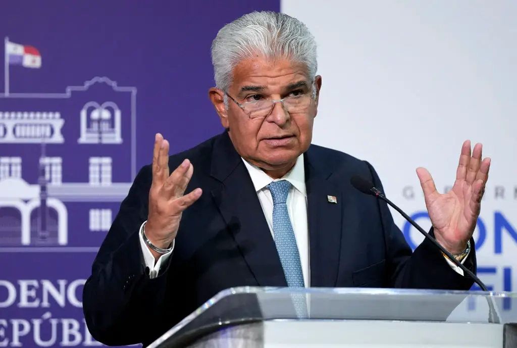 El presidente de Panamá, José Raúl Mulino, habla durante una rueda de prensa tras una reunión con el secretario de Estado estadounidense Marco Rubio en el palacio presidencial de Ciudad de Panamá el 2 de febrero de 2025. (ARNULFO FRANCO/AFP via Getty Images)