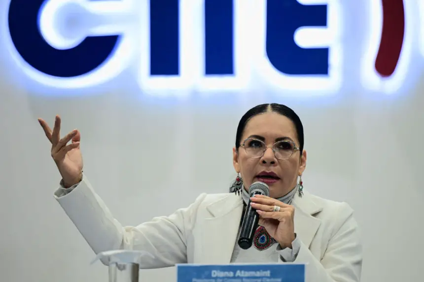 La presidenta del Consejo Nacional Electoral de Ecuador, Diana Atamaint, habla durante una conferencia de prensa en Quito (Ecuador), el 14 de marzo de 2025. (Rodrigo Buendia/AFP vía Getty Images)