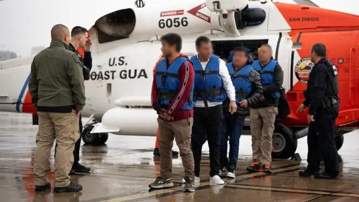 La tripulación de un helicóptero de la Guardia Costera de Estados Unidos en San Diego rescató a 15 inmigrantes ilegales de un barco a la deriva a unas 60 millas de la costa, el 11 de marzo de 2025. (Guardia Costera de Estados Unidos)