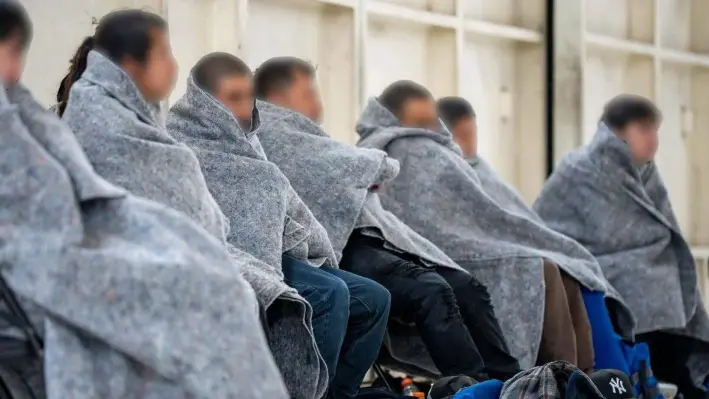 Quince inmigrantes ilegales fueron rescatados de una embarcación de metal a la deriva frente a la costa de San Diego, California, el 11 de marzo de 2025. (Guardia Costera de EE. UU.)