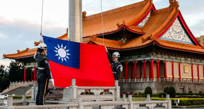 Los guardias izan la bandera nacional de Taiwán en el Bulevar de la Democracia en el Salón Conmemorativo de Chiang Kai-shek en Taipéi el 29 de noviembre de 2024. (I-hwa Cheng/AFP vía Getty Images)